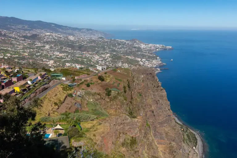 Blick von Cabo Girão an der Südküste entlang, 580 Meter über dem Atlantik