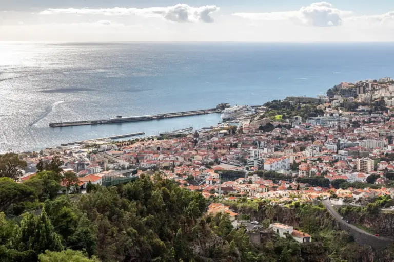 Funchal von oben: die Bucht, die Hafenmole und die Stadt am Hang