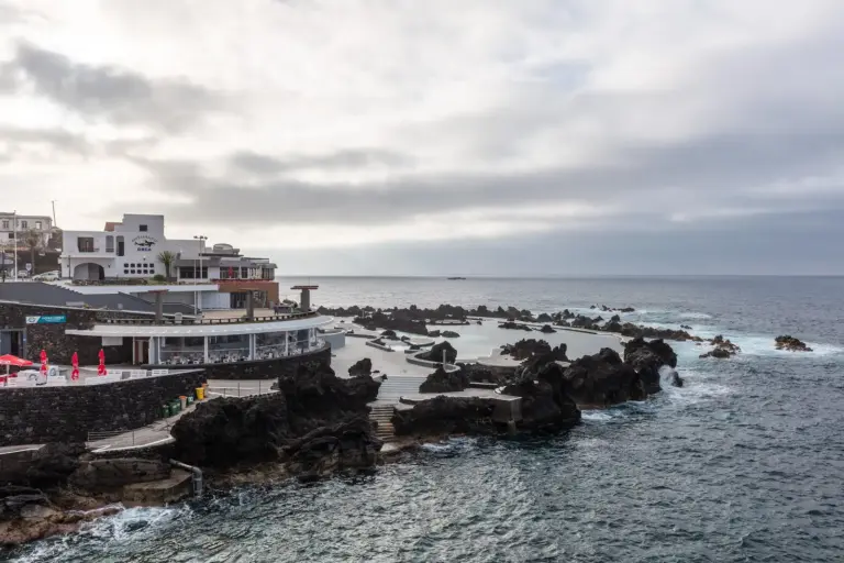 Die Lavabecken von Porto Moniz bei bedecktem Himmel